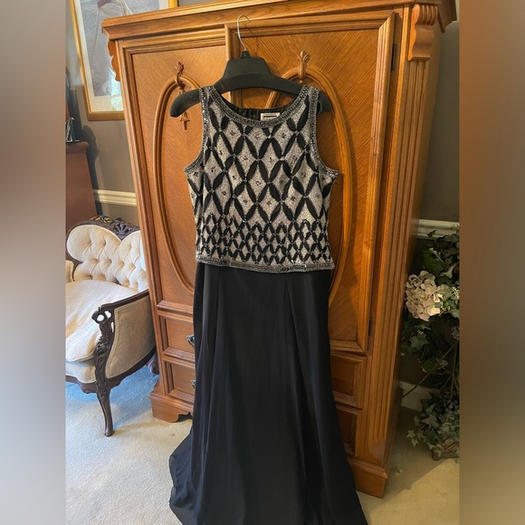 Mark & John by Gopal Dress - Picture 2 of 16